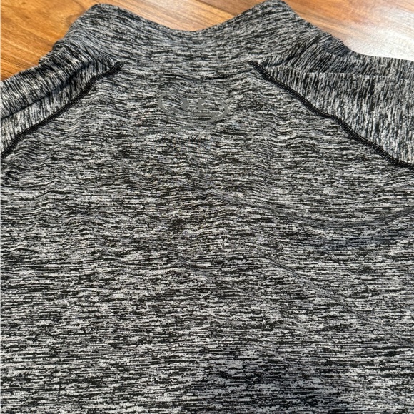 Under Armour Loose Fit Long Sleeve Heat Gear workout shirt - Picture 3 of 3